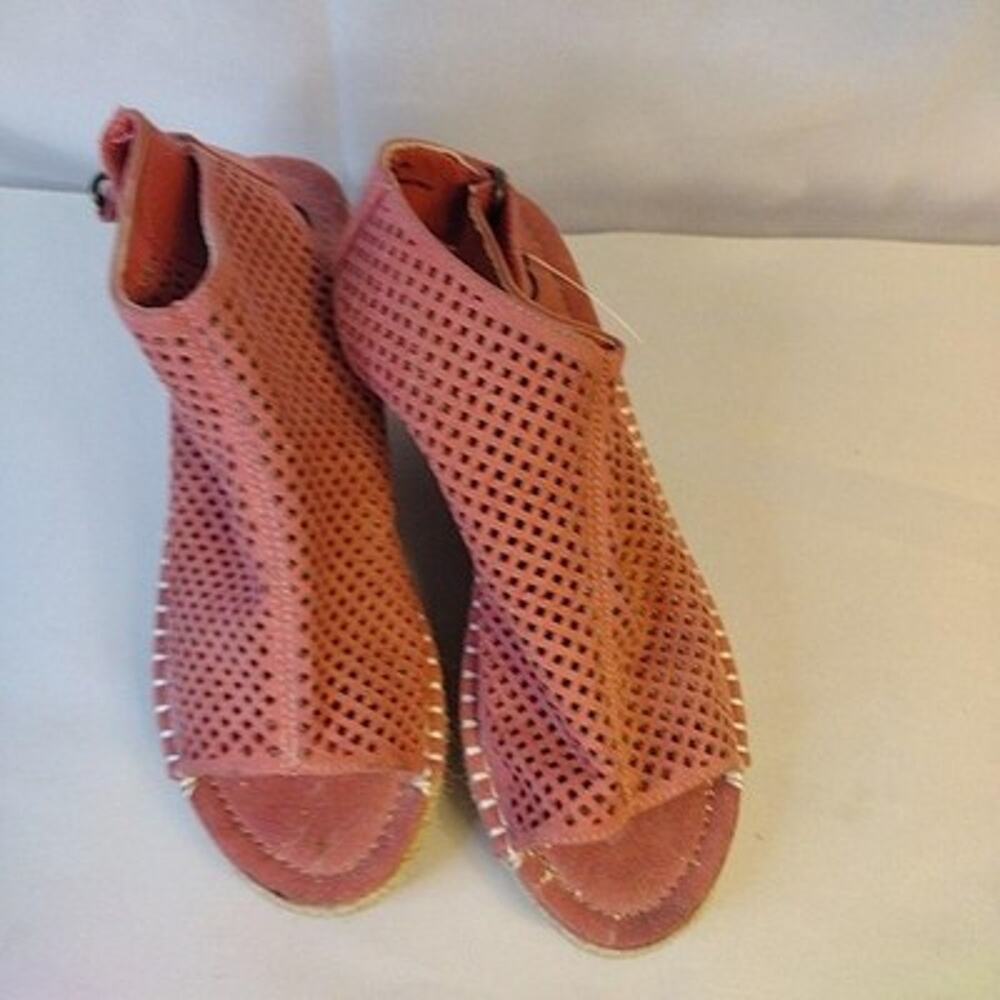 Daisy Fuentes Sandals Womens Size 8.5 Pink Perforated Espadrille Wedge Heel